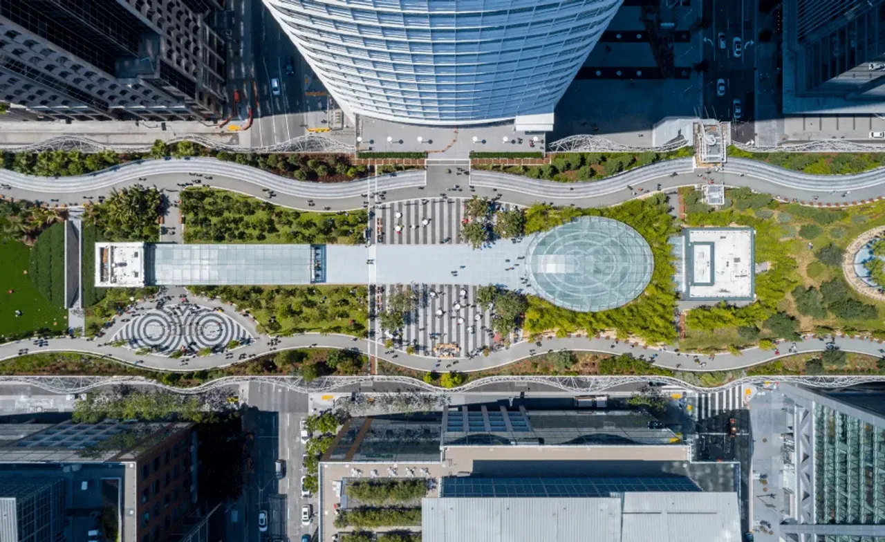 img of مراجعة Salesforce Park في سان فرانسيسكو | واحة حضرية للاسترخاء